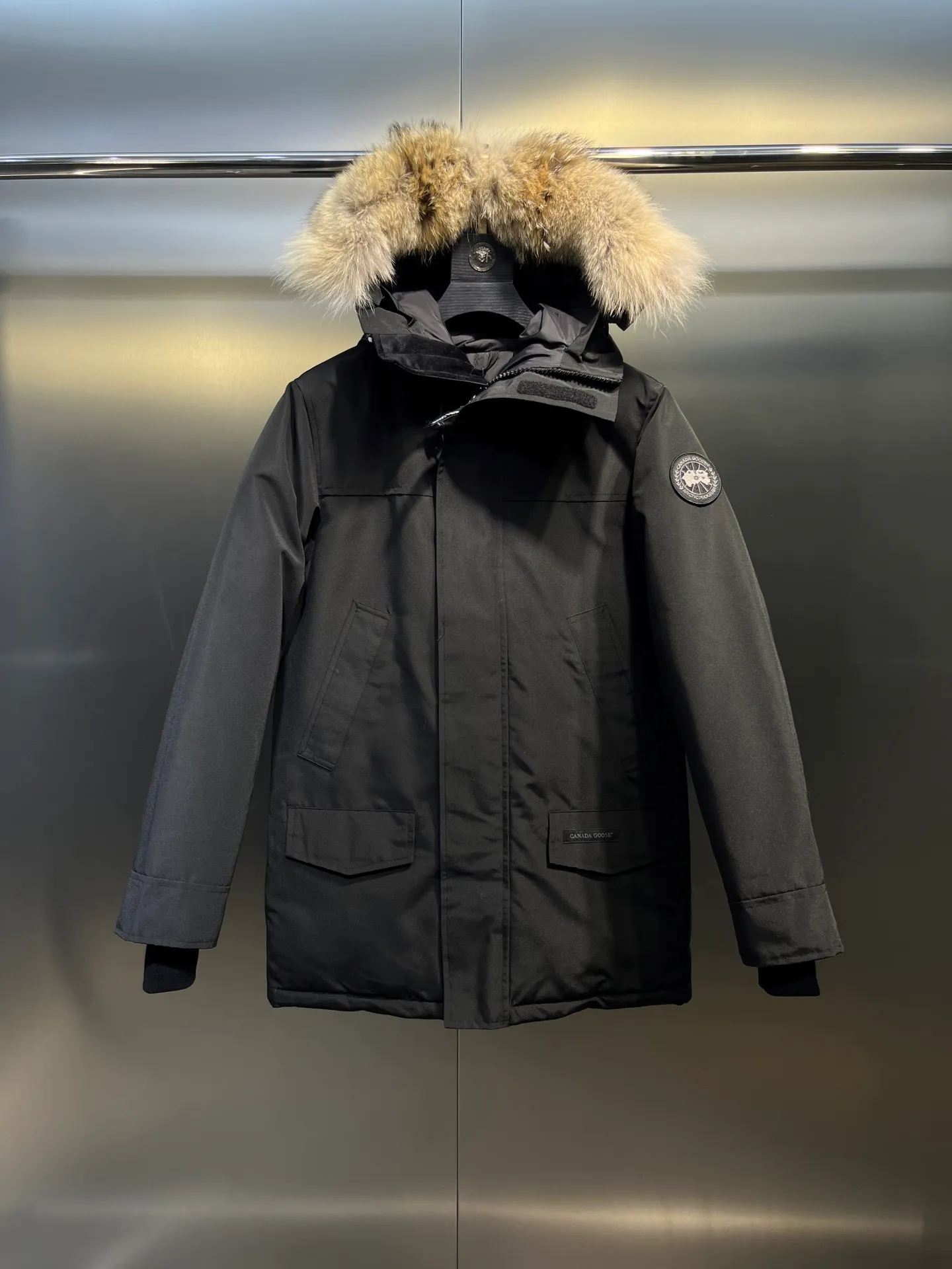 P840 𝘾𝘼𝙉𝘼𝘿𝘼 𝙂𝙊𝙊𝙎𝙀Big Goose 13# The design of Big Goose 13 is simple and elegant, a little longer than the 08 model, more suitable for men and suitable for business people. This down jacket is popular for its simple design, which is not only practical but also has a certain sense of fashion. In terms of applicability, the Daye 13 model provides good thermal insulation performance. Its thermal insulation coefficient is level 5, which can provide enough warmth and is suitable for wearing in cold environments. In addition, the Daye 13 model also has a high cost performance. Compared with other models, it provides a better balance between price and performance, making it more competitive in the market.  size：xs-xxl